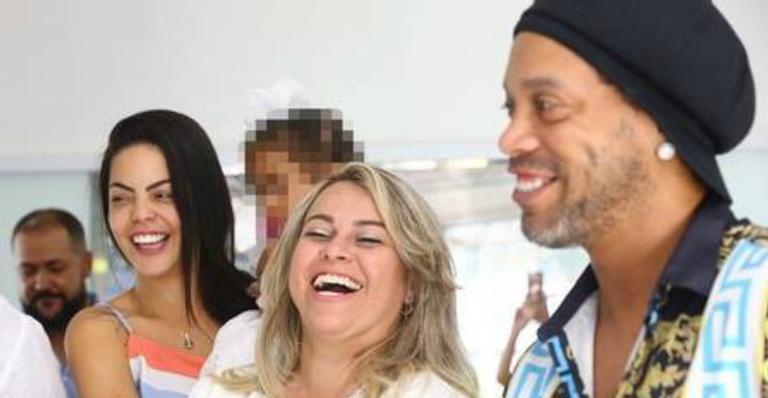 Ronaldinho Gaúcho reata relacionamento após incluir loira em triângulo amoroso