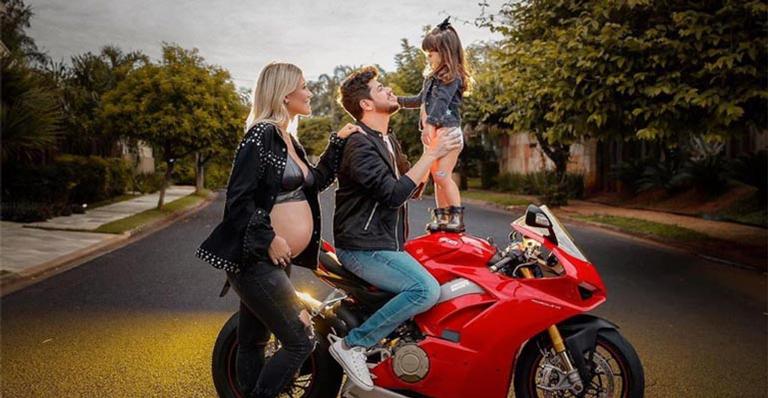 Sertanejo Cristiano faz ensaio fotográfico com a família