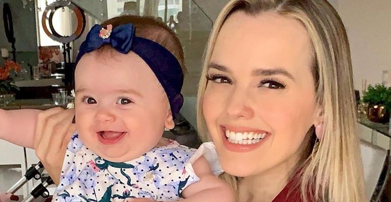 Fofura! Thaeme encanta fãs ao registrar Liz em clima natalino