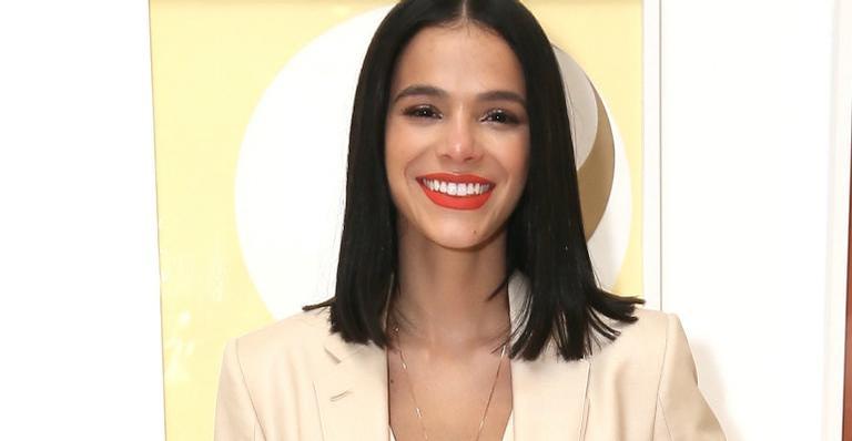 Bruna Marquezine usa fantasia inspirada em cantora internacional