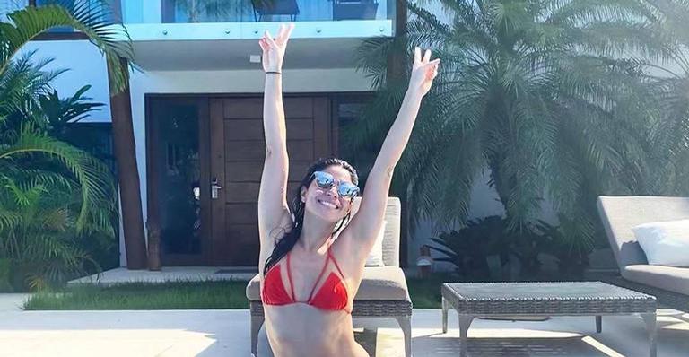 Carol Castro curte dia de praia com a filha e se diverte: ”Vou pegar”