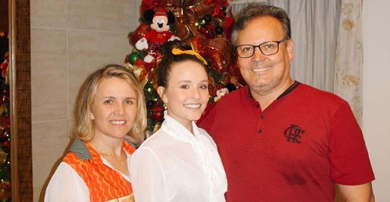 Larissa Manoela antecipa o Natal em sua casa e mostra tudo da ceia