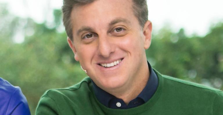 Luciano Huck se veste de Silvio Santos em festa da firma