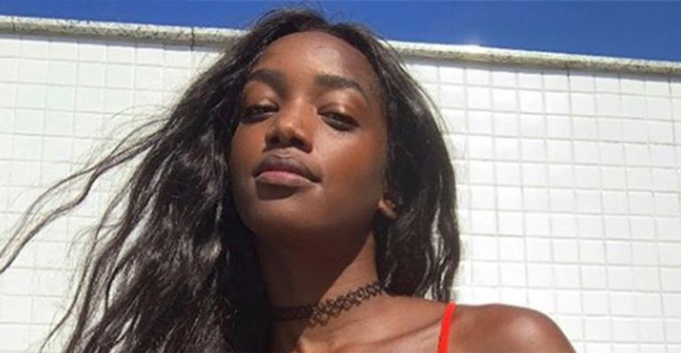Iza exibe barriga trincada e corpo molhado após dia na piscina