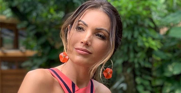 Patrícia Poeta surge só de maiô em foto e deixa fãs em choque: ”Musa”