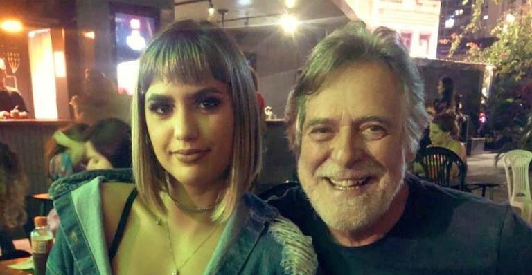 Aos 73 anos, José de Abreu mostra a namorada de 22 anos de biquíni e se surpreende: “Linda demais”