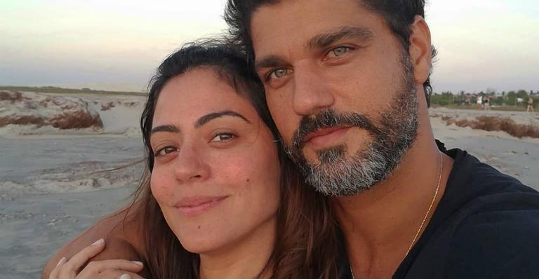 Carol Castro ostenta corpão na web e Bruno Cabrerizo manda recado: ”Ela é minha”