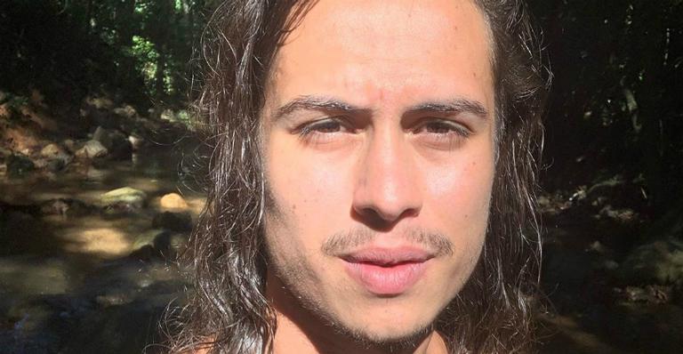 Francisco Vitti surge em momento inusitado ao lado do cachorro da família