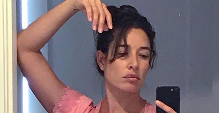 Giselle Itiê posa com a camisola aberta em clique ousadíssimo durante a gestação