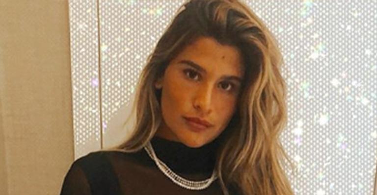 Giulia Costa causa e aparece com look transparente e sutiã à mostra em flagra de Bia Bonemer