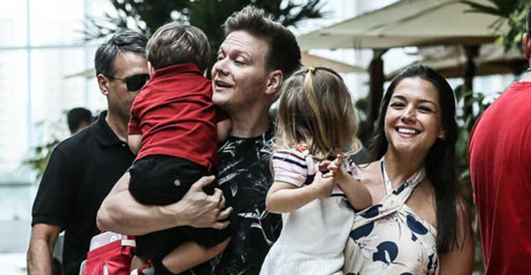 Filhos de Thais Fersoza e Michel Teló surgem grandões e protagonizam momento fofíssimo em shopping
