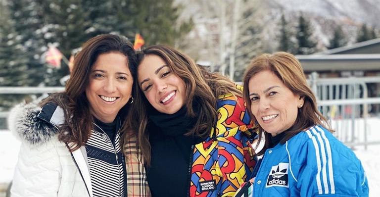 Anitta se emociona ao publicar cliques da viagem com a família para Aspen: ”Melhor viagem”