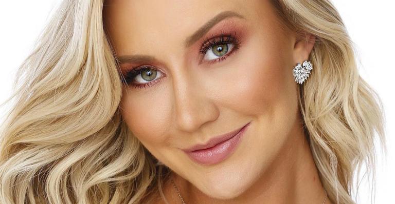 Esposa de Roberto Justus surge só de biquíni e exibe barrigão de quatro meses: ”Amor sem fim”