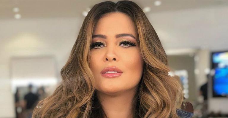 Geisy Arruda surge com bumbum de fora em body transparente e manda recado: ”Esperando o boy”
