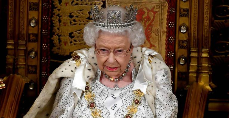 Rainha Elizabeth II ignora Meghan Markle e príncipe Harry em foto de Natal