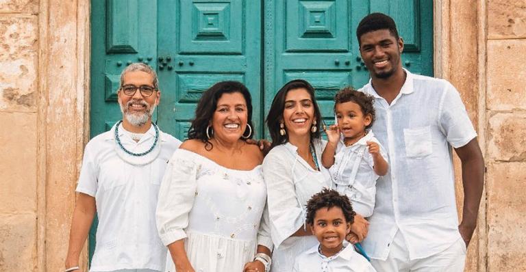 Regina Casé compartilha foto com toda a família e lembra verdadeiro significado do Natal