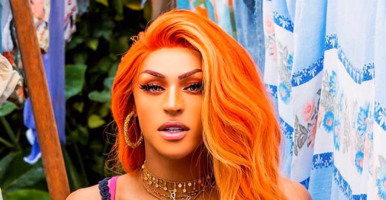 Pabllo Vittar abusa em look mínimo de Carnaval e deixa pernões poderosos à mostra