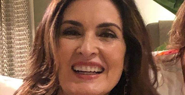 Fátima Bernardes mostra detalhes da reunião da família em ceia de Natal tradicional