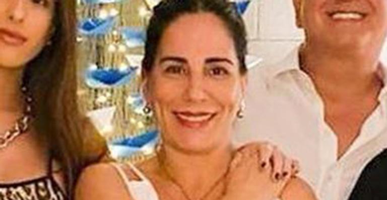 Gloria Pires reúne todos os filhos em almoço de Natal e Cleo causa com look sexy