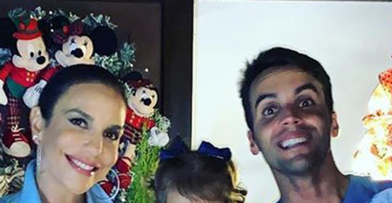 Ivete Sangalo e o marido seguram as filhas no colo em foto raríssima: ”Momento especial”