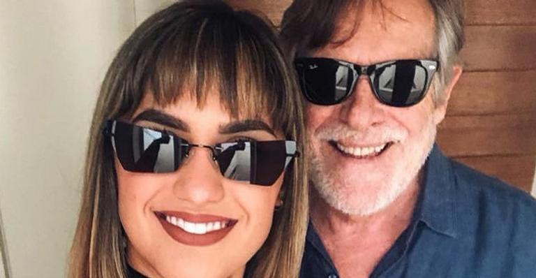 José de Abreu arma surpresa e pede namorada em casamento com a ajuda de mergulhadores