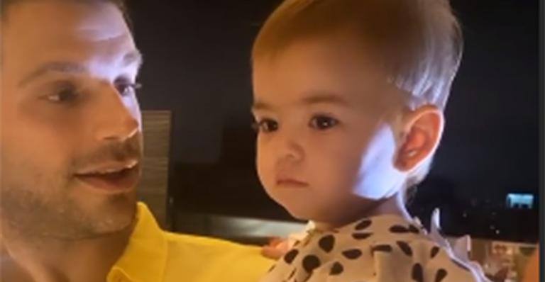 Filha de Sabrina Sato, Zoe ganha presentão de Natal e fica encantada