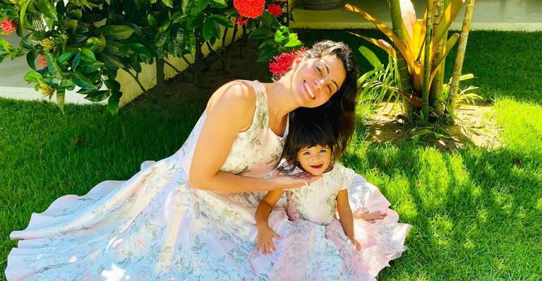Carol Castro relembra viagem ao lado da filha: “Parceira de aventuras”