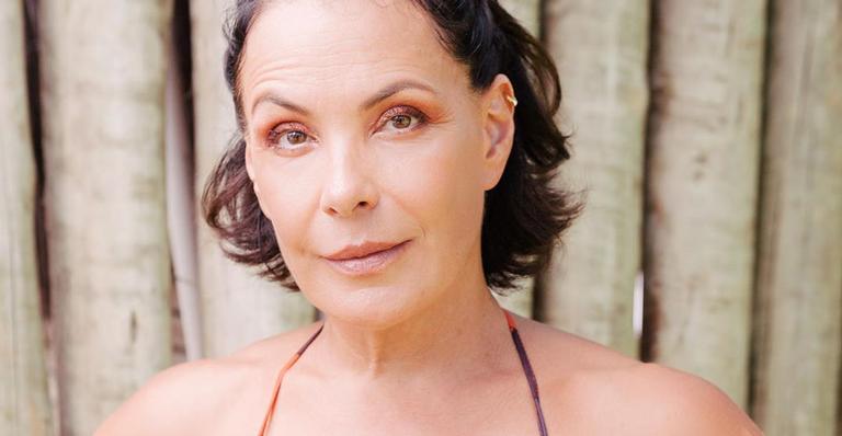 Carolina Ferraz rouba a cena ao posar com pernões de fora aos 51 anos: ”Corpo lindo”