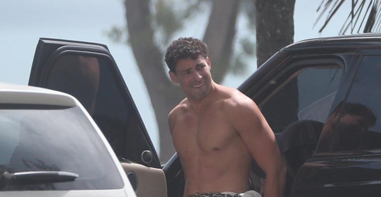Cauã Reymond é pego no flagra trocando de roupa em praia no Rio