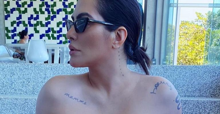 Cleo exibe corpaço sem qualquer retoque e manda indireta aos críticos: ”O choro é livre”