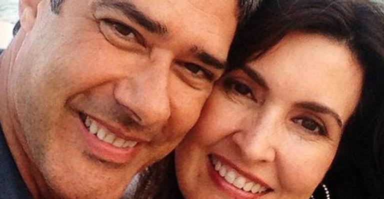 Filha de Fátima Bernardes e William Bonner surge de biquíni estampado na praia