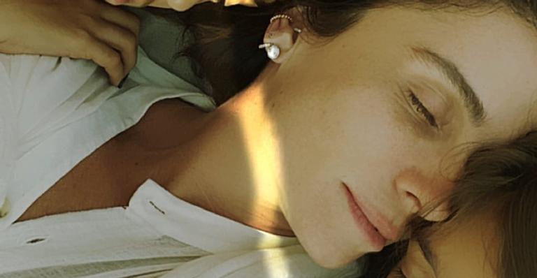 Giovanna Antonelli posa de rostinho colado cochilando com as gêmeas: ”Quietude e amor”
