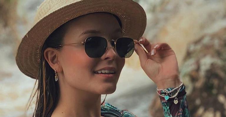 Larissa Manoela surge com maiô comportado e encanta os fãs