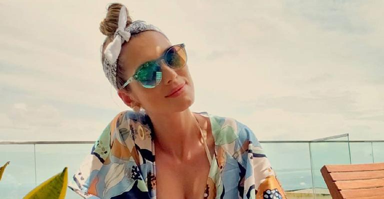 Lívia Andrade empina o bumbum ao surgir de biquíni fio-dental