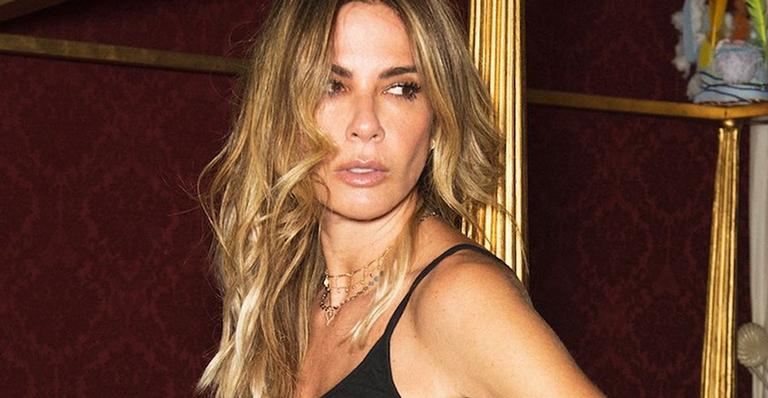 Luciana Gimenez surge de Mamãe Noel sexy e ostenta corpão aos 50 anos: ”Presente de Natal”