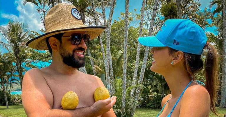 Sorocaba brinca com o tamanho da barriga da esposa: “Quantos meses?”