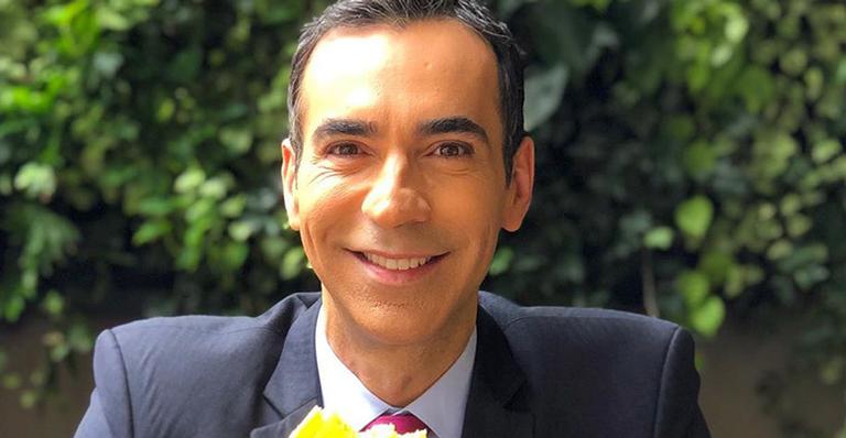 Cesar Tralli quebra o protocolo e ‘se joga’ no chão do SPTV ao se despedir