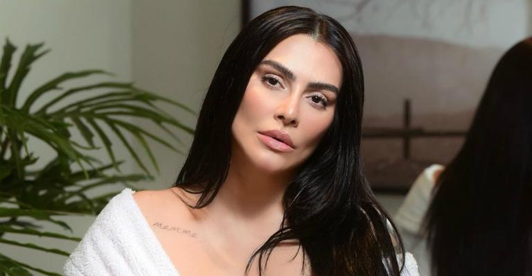 Cleo impressiona ao empinar bumbum enorme em clique sensual na piscina: ”Saudação ao sol”