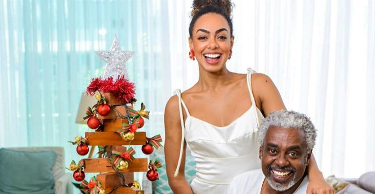 Dandara Mariana posa ao lado do pai com árvore de Natal feita pelo avô: “Presente diário”