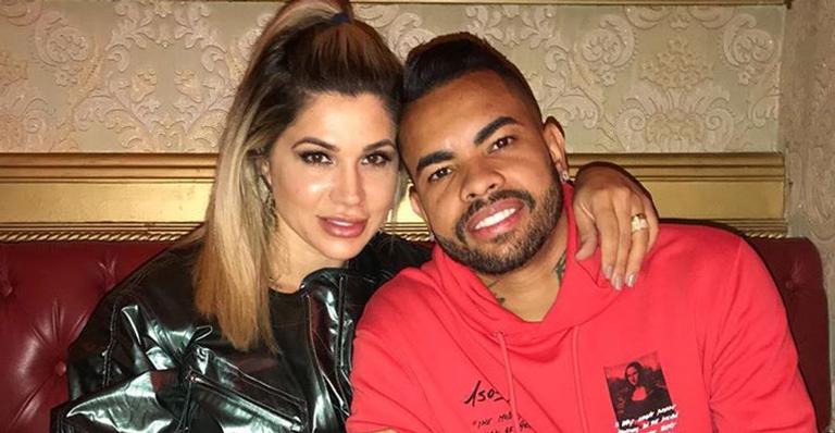 Dani Souza surge com biquíni mínimo ao curtir piscina com as filhas gêmeas