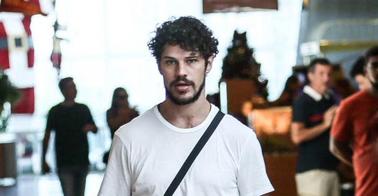 Filha de José Loreto e Débora Nascimento rouba a cena em passeio com o pai