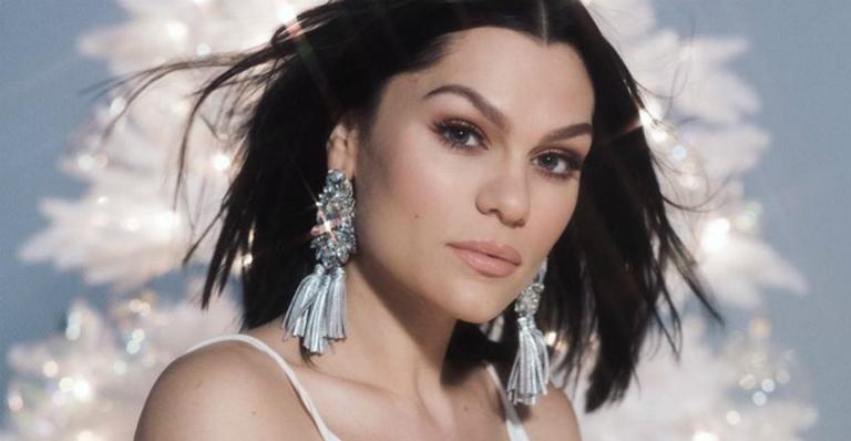 Jessie J passa dia de Natal entregando comida a moradores de rua