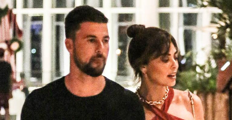 Deslumbrante, Juliana Paes escolhe look ousado para jantar a dois com o marido