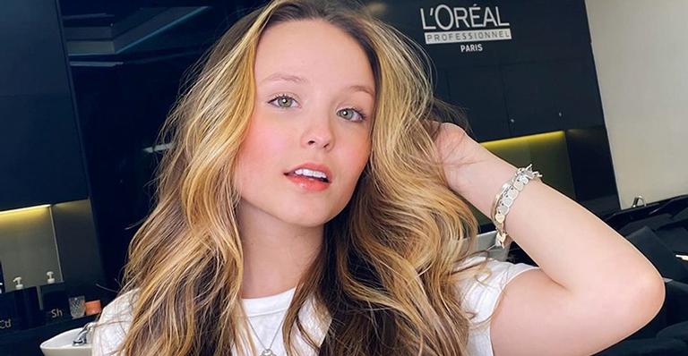 Larissa Manoela surge de biquíni e abraçada com o namorado, Leo Cidade