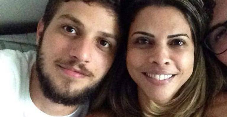 Mãe de Chay Suede se derrete pelo filho após nascimento da neta: ”Promovido a papai do ano”