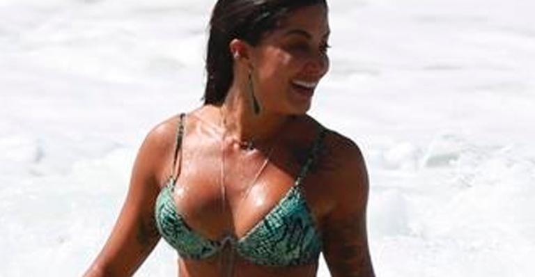Aline Riscado ostenta curvas poderosas com biquíni ao lado da atriz Maria Joana em Fernando de Noronha