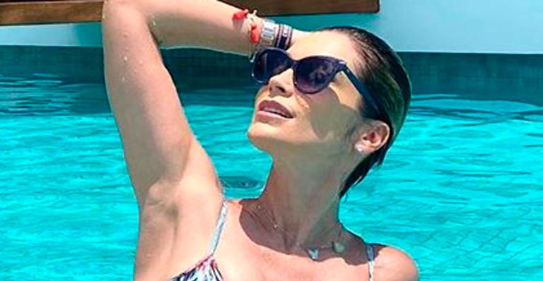 Aos 45 anos, Flávia Alessandra aumenta temperatura com biquíni decotado e atrai elogios: ”Bota novinhas no bolso”