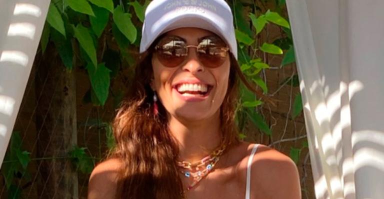 Juliana Paes ostenta corpo impecável com biquíni branco e atrai elogios: ”O tempo não passa para ela”
