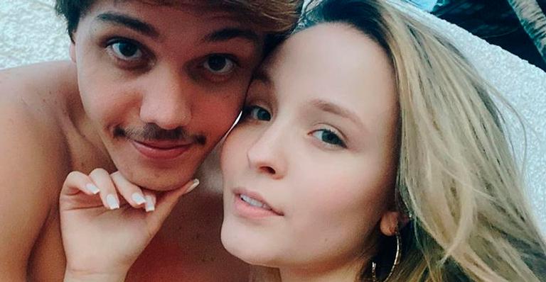Com decotão, Larissa Manoela curte passeio de lancha com namorado em clima romântico: ”Grude”