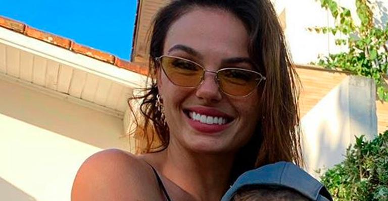 Isis Valverde medita de biquíni com as amigas e boa forma rouba a cena